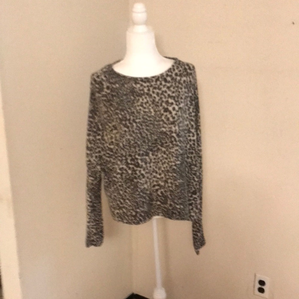 Lady’s long sleeve velour leopard print top